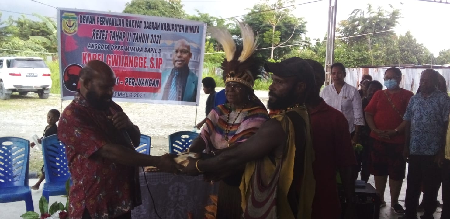 Karel Gwijangge Sumbang 100 Juta Pada Reses Tahap II, Untuk Pembangunan Gereja