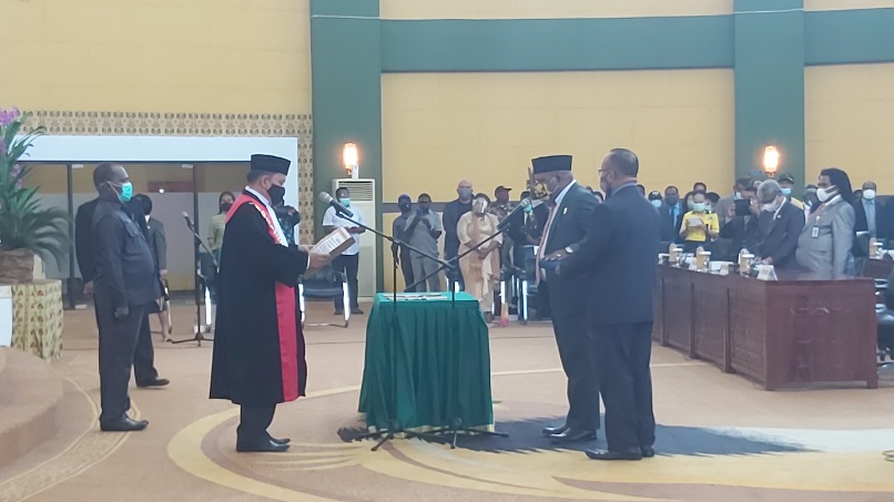 Anthon Bukaleng Resmi Jabat Ketua DPRD Mimika