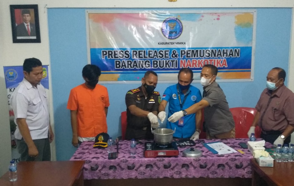 BNNK Mimika Musnahkan Barang Bukti 33 Paket Narkotika Jenis Sabu-Sabu
