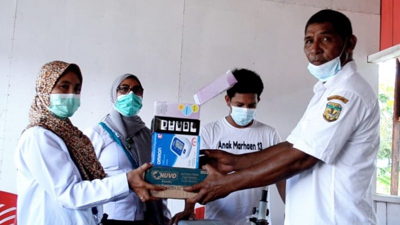 Kepkam Norman Ditubun Serahkan Bantuan Alat Kesehatan Kepada Pustu Nawaripi