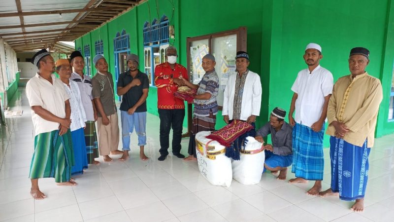Wabup Mimika Serahkan Bantuan Dana Pembangunan Masjid SP 5 dan 2 Karung Sajadah