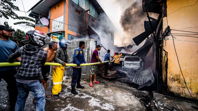 FOTO NEWS : SIJAGO MERAH MENGAMUK HANGUSKAN RUMAH DI JALAN BUSIRI TIMIKA
