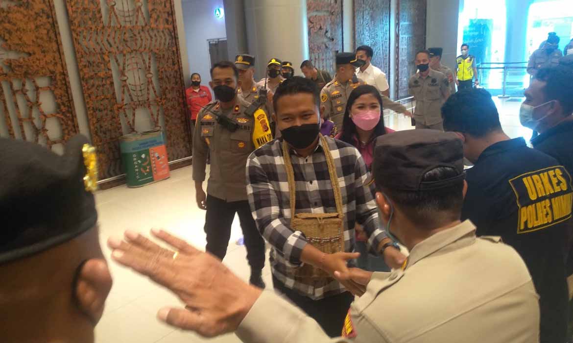 AKBP I Gede Putra Disambut Meriah saat Tiba di Timika