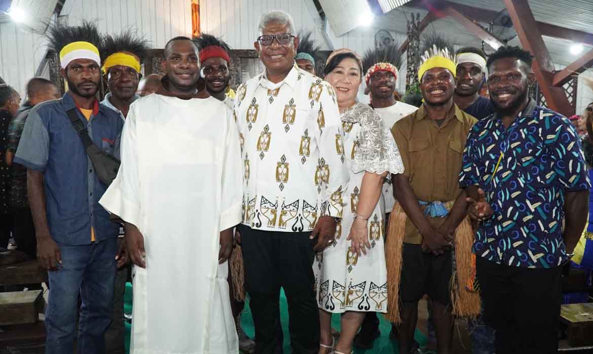 Wabup John Rettob: Bangga Dua Putra Mimika Wee Jadi Pelayan Tuhan