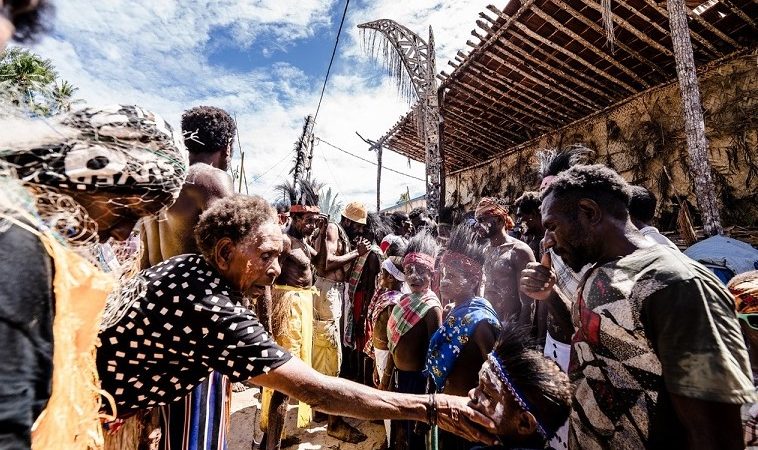 FOTONEWS : MELEPAS CUCU DENGAN TANGISAN MENGIKUTI PESTA KARAPAU /FOTOGRAFER : FERNANDO RAHAWARIN   