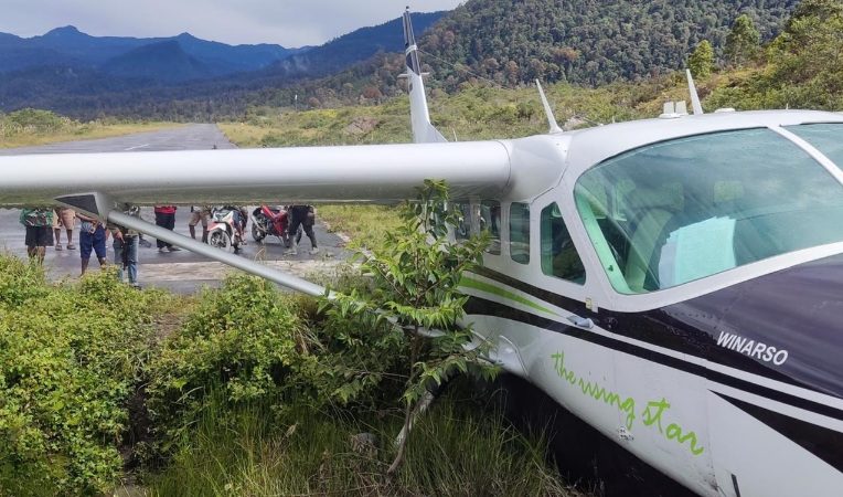Pesawat Smart Aviation Tergelincir di Bandara Sinak Kabupaten Puncak