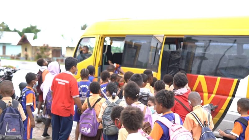 Pemda Mappi Sediakan Bus Sekolah, Pelajar : Terimakasih Bapa PJ Bupati