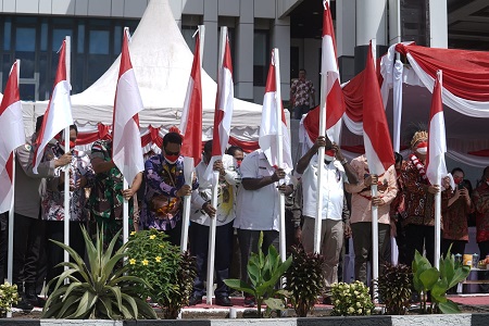 PJ Bupati Mappi Hadiri Kegiatan Pencanangan Pembagian 10 Juta Bendera Yang Dibuka Oleh Mendagri