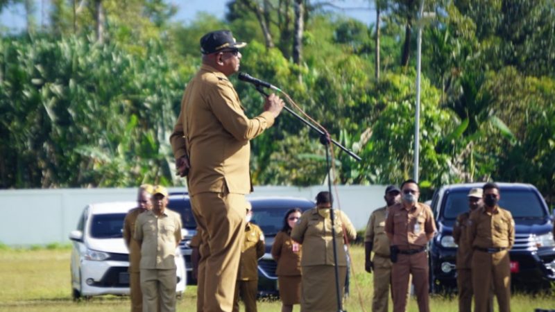 Resmi Diangkat Jadi Plt Bupati Mimika, John Rettob Pimpin Apel Pagi Perdana