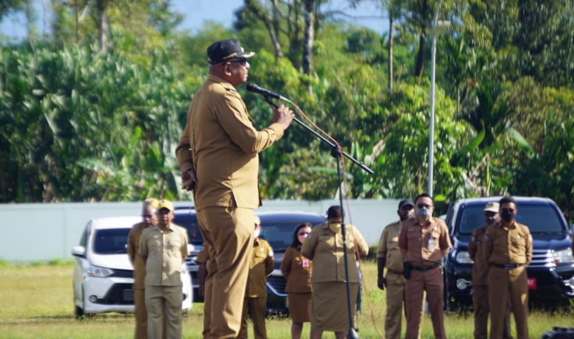 Resmi Diangkat Jadi Plt Bupati Mimika, John Rettob Pimpin Apel Pagi Perdana