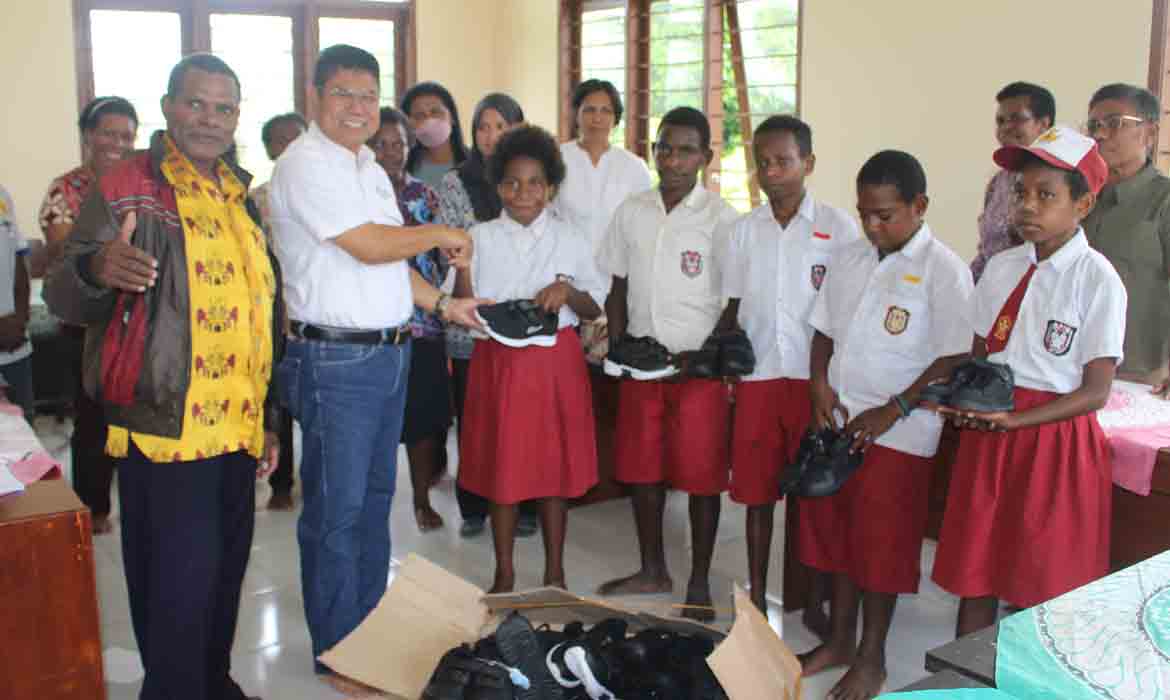 Prihatin dengan Murid Sekolah Tak Bersepatu, Iwan Anwar Sumbang 40 pasang ke SD N 9 Timika