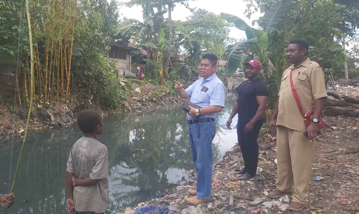 Iwan Anwar Tinjau Pekerjaan Normalisasi Sungai di Kelurahan Perintis