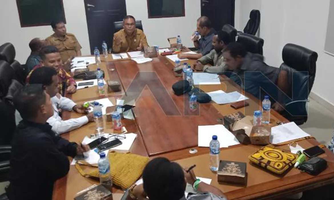 Komisi C DPRD Temukan SD Swasta Tanpa Guru PNS dan SDN Kekurangan Bangku, Murid Duduk di Lantai