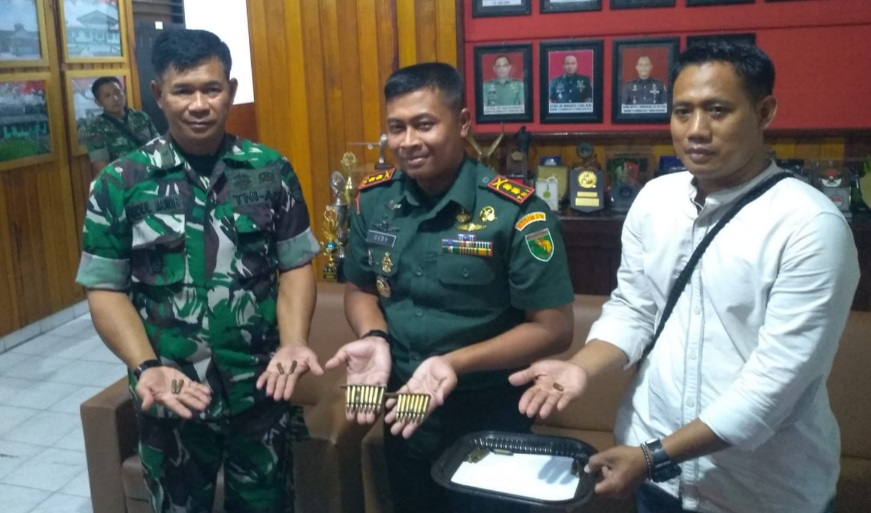 Warga di Mimika Serahkan 26 Butir Amunisi ke Kodim 1710/Mimika