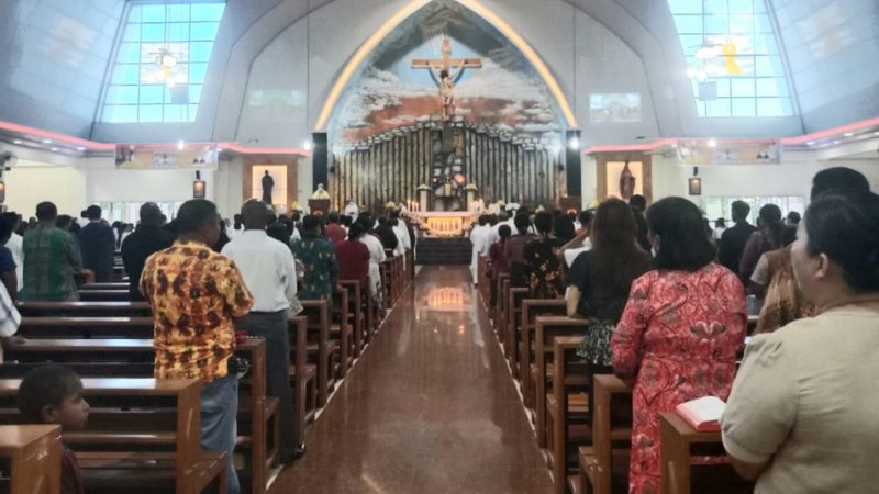 Ribuan Umat Katolik Mimika Ikut Misa Pemberkatan Minyak Suci dan Perlengkapan Calon Imam dan Diakon di Gereja Sempan