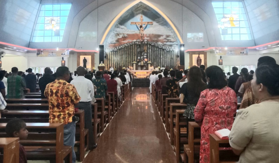 Ribuan Umat Katolik Mimika Ikut Misa Pemberkatan Minyak Suci dan Perlengkapan Calon Imam dan Diakon di Gereja Sempan