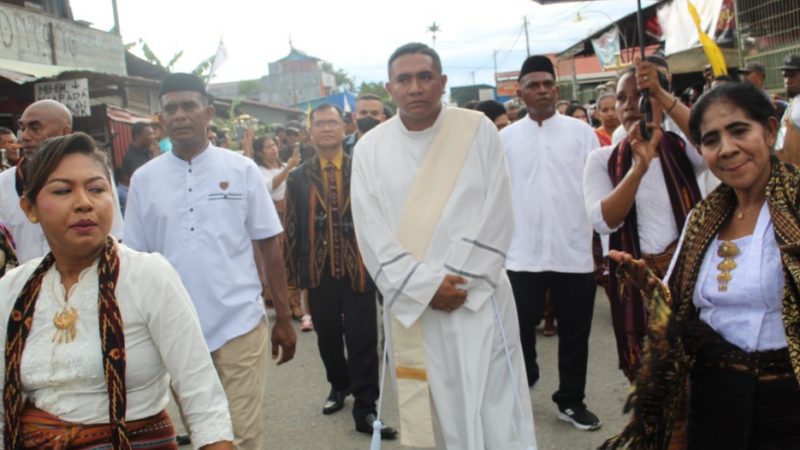 Umat Muslim dari Keluarga Lamaholot Timika Ikut Arak Diakon Richardus Buang Lela, Pr Menuju Gereja Sempan untuk Ditahbiskan jadi Imam-
