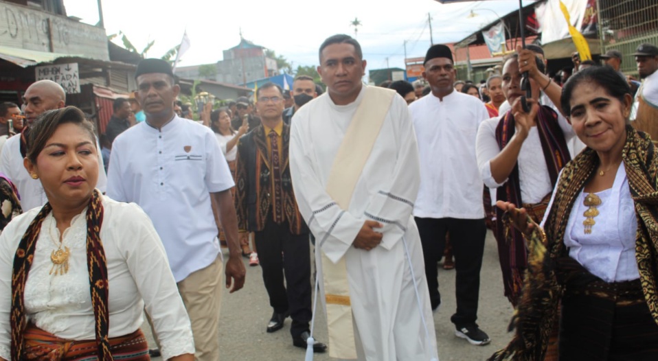 Umat Muslim dari Keluarga Lamaholot Timika Ikut Arak Diakon Richardus Buang Lela, Pr Menuju Gereja Sempan untuk Ditahbiskan jadi Imam-