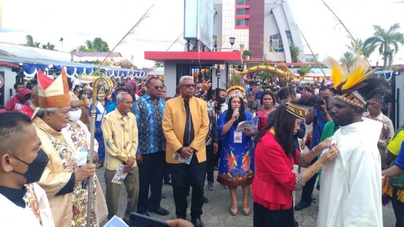 Suasana Haru, Diiringi Tarian Khas Daerah Ribuan Umat Katolik Mimika Antar 3 Diakon dan 2 Frater untuk Ditabiskan