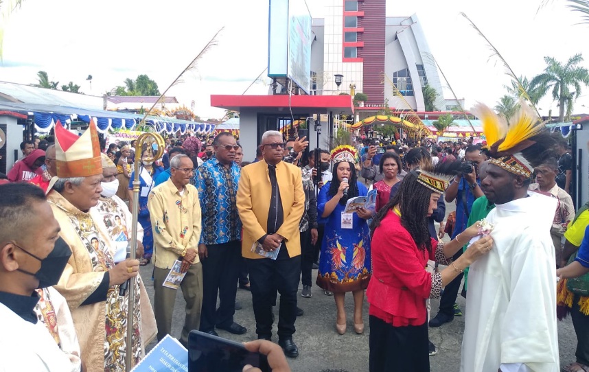 Suasana Haru, Diiringi Tarian Khas Daerah Ribuan Umat Katolik Mimika Antar 3 Diakon dan 2 Frater untuk Ditabiskan