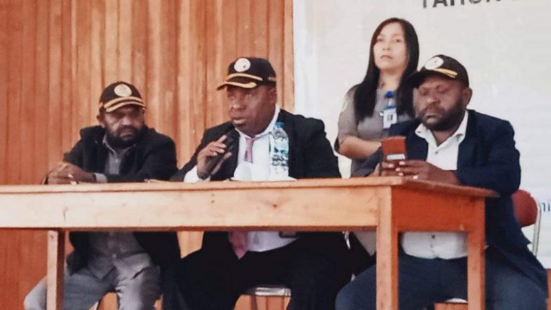 Ketua Banwaslu Kabupaten Paniai Melantik Banwaslu Distrik Se- Kabupaten Pemilu Serentak 2024.