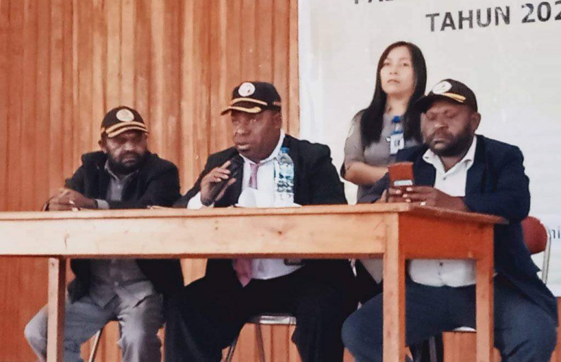 Ketua Banwaslu Kabupaten Paniai Melantik Banwaslu Distrik Se- Kabupaten Pemilu Serentak 2024.