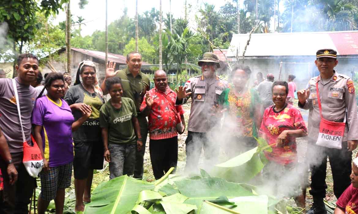Ops Damai Cartenz bersama Warga Mimika Gelar Upacara Bakar Batu di Kampung Bintang Lima, Kwamki Narama