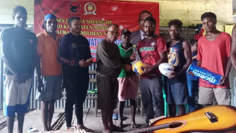 Gelar Reses di 2 Kampung Pesisir, Thobias Maturbongs Serahkan Bantuan Alat Olahraga Dan Mesin Chainshaw