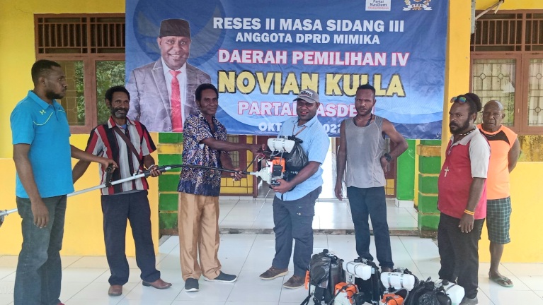 Anggota Dewan Novian Kulla Bagi Mesin Babat di Rumah Ibadah