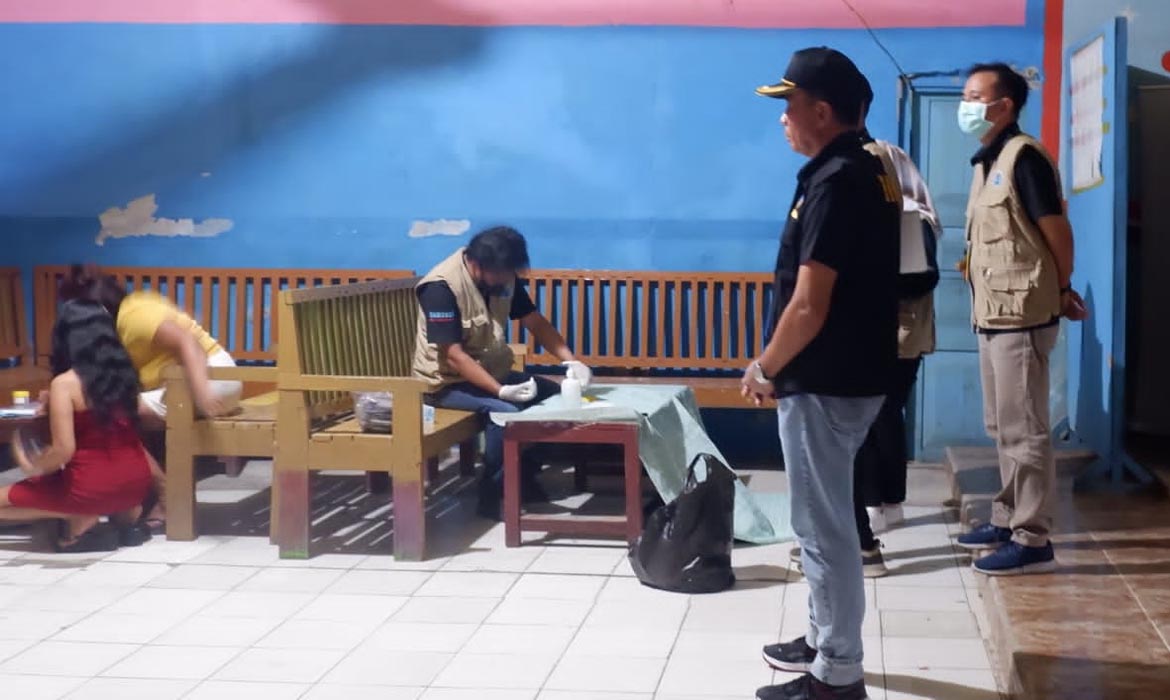 BNNK Mimika Lakukan Tes Urine Narkoba di Lokalisasi Kilo 10