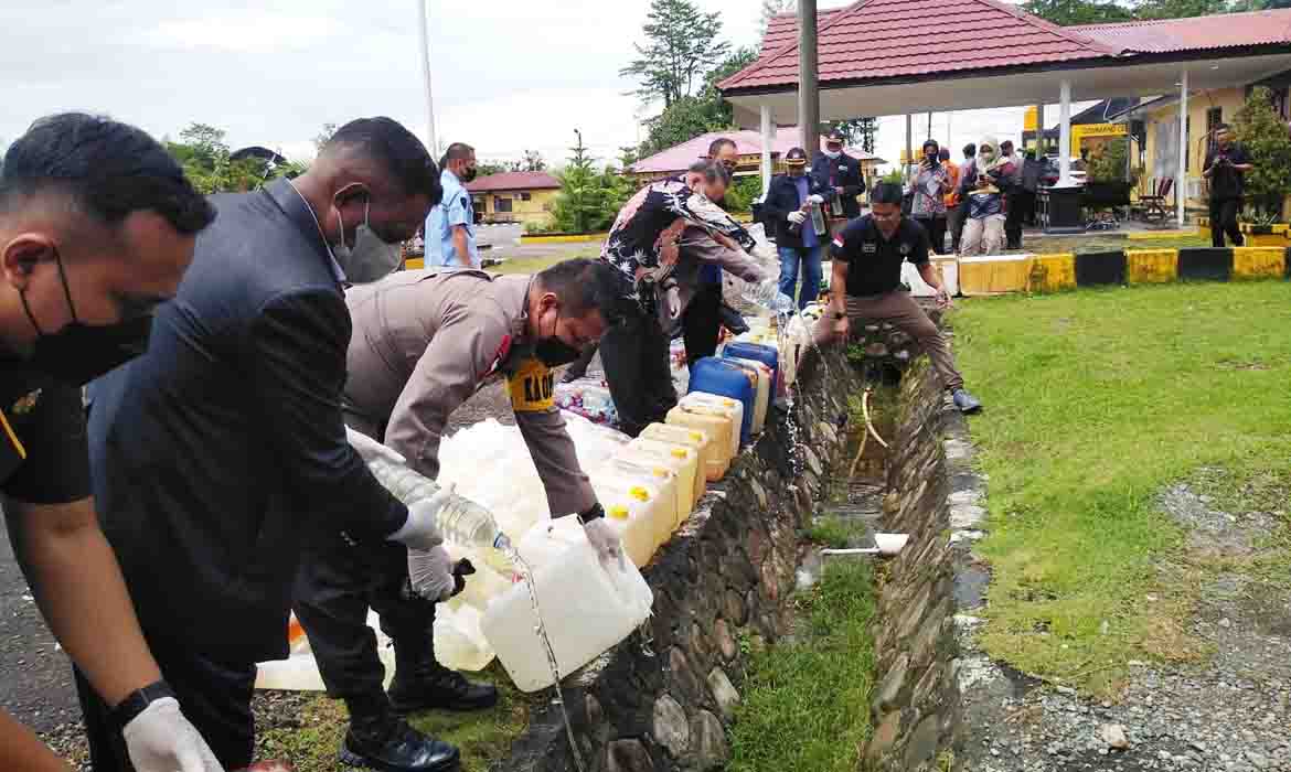 Polres Mimika Musnahkan Ratusan Gram Narkotika dan Ribuan Liter Minum Keras Lokal