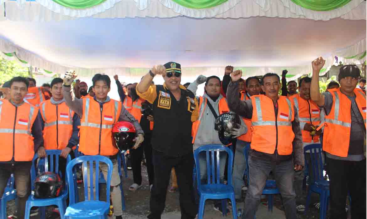 Reses Tahap III, Saleh Alhamid Bagikan Ratusan Rompi Pada Tukang Ojek
