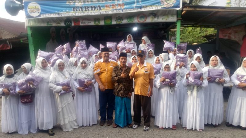 Saleh Alhamid Bagikan Busana Muslim Kepada Majelis An Nur Timika