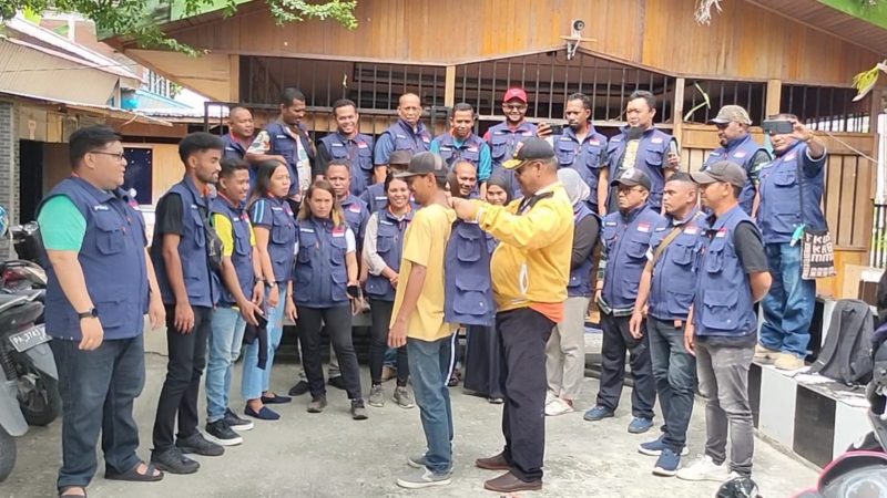 Wujud Kepedulian, Saleh Alhamid Bagi bagi Rompi Kepada Wartawan Mimika