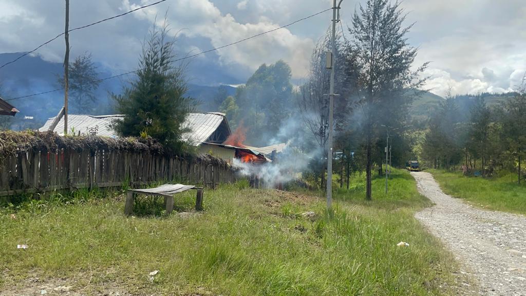 KKB Kembali Berulah, Bakar Rumah Warga dan Kontak Tembak Dengan Aparat Gabungan TNI/Polri di Ilaga
