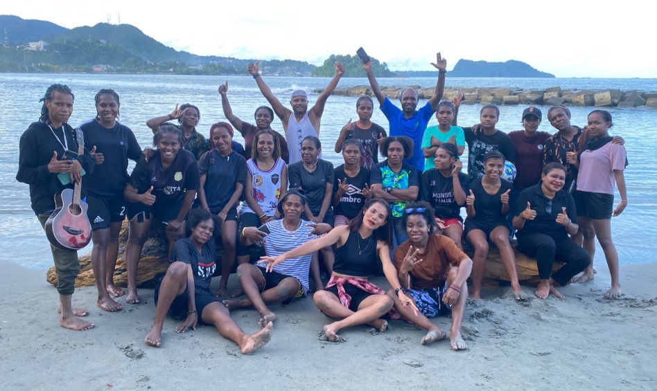 Persemi Putri Mimika Refresing di Pantai Hamadi