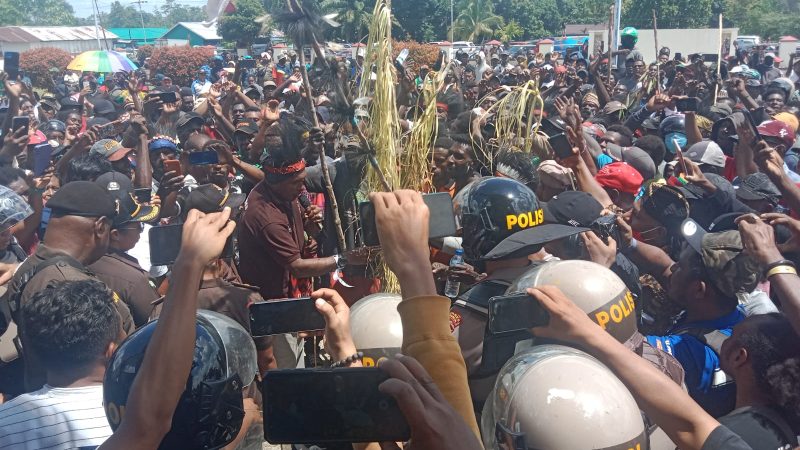 Pencabut Status Tersangka  Plt Bupati Mimika Tidak Dikabulkan, Massa Gelar Proses adat Kamoro Untuk Kajari Mimika