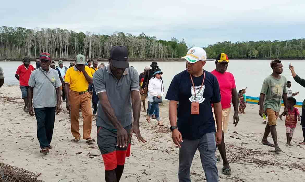 Tinjau Kerambah Kepiting di Kampung Keakwa, Komisi B Siap Dukung Program Yang Menyentuh Masyarakat