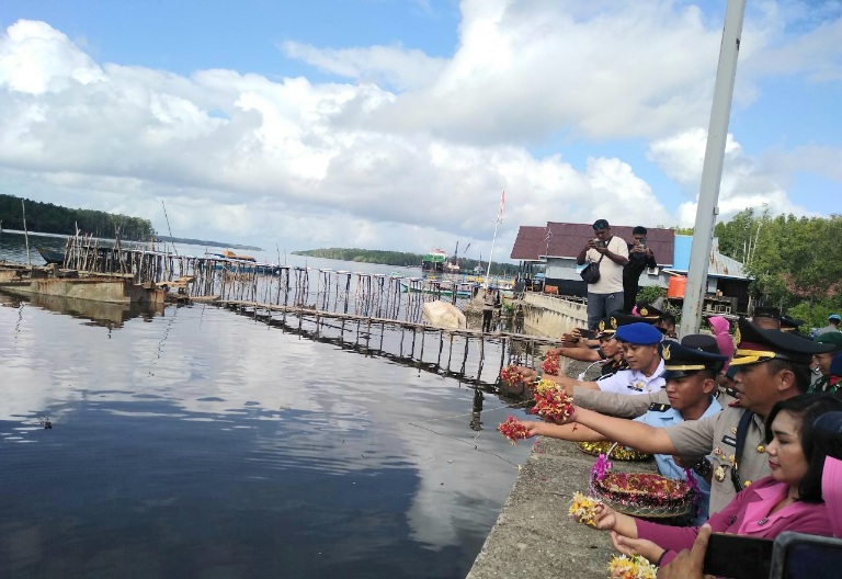 Peringati HUT Bhayangkara ke 77 Polres Mimika Gelar Upacara Tabur Bunga