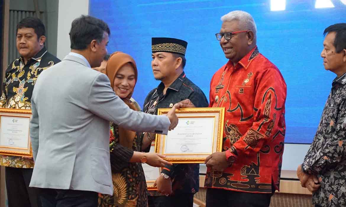 Plt. Bupati Mimika Terima Penghargaan Paramesti dari Kemenkes RI