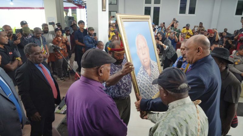 HARDNEWS FOTO : PENYERAHAN JENASAH TOM BEANAL KEPADA DEWAN PRESIDIUM