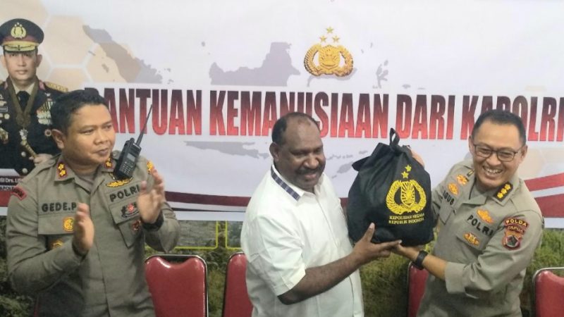 Kapolri dan Kapolda Papua Beri Bantuan Ribuan Paket Sembako kepada Warga Terdampak Bencana di Kabupaten Puncak