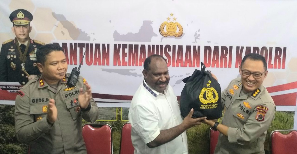 Kapolri dan Kapolda Papua Beri Bantuan Ribuan Paket Sembako kepada Warga Terdampak Bencana di Kabupaten Puncak