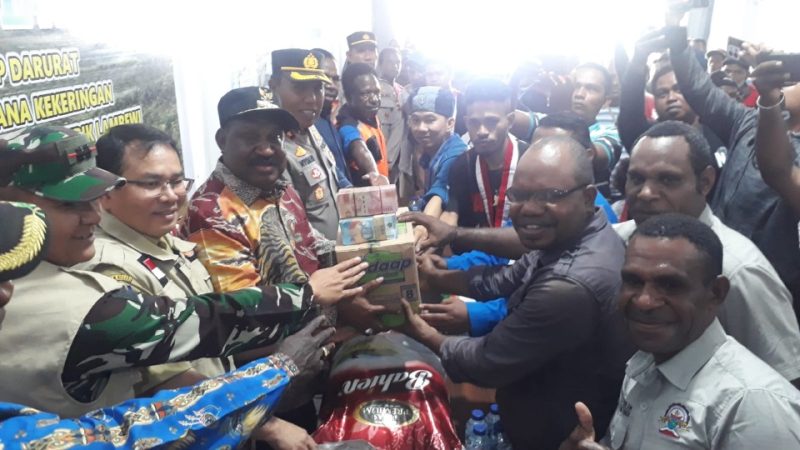 Diterima Langsung Bupati Puncak, Organisasi Kepemudaan di Mimika Serahkan Bantuan Kepada Warga Tedampak Bencana