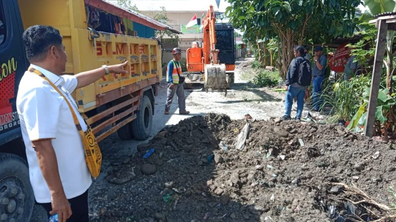 Legislator Partai Golkar H.Iwan Anwar Tinjau Pekerjaan Jalan di Lorong Langsat Kelurahan Pasar Sentral