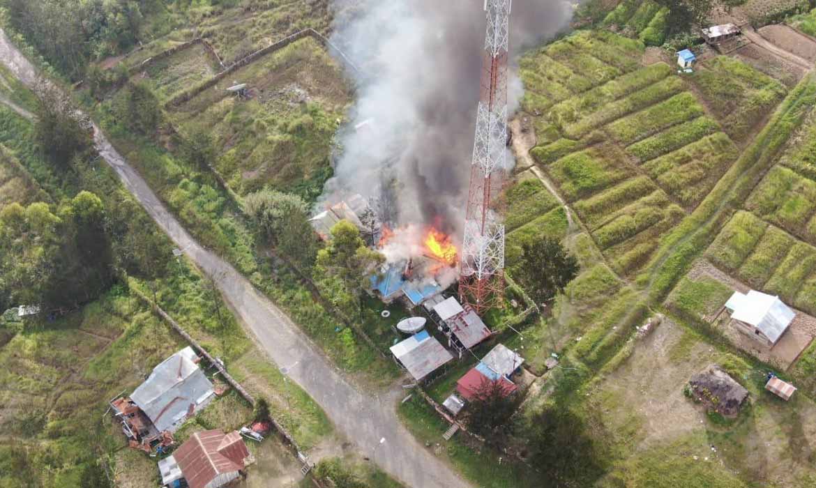 Satu Rumah Warga dan Tower Telkomsel di Puncak Diduga Dibakar KKB