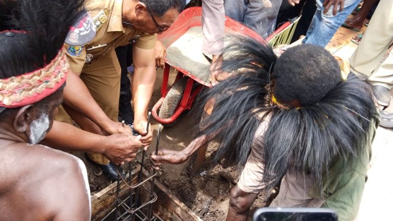 Peletakan Batu Pertama Jembatan Titian di Kampung Mimika Oleh Kadistrik Mimika Barat