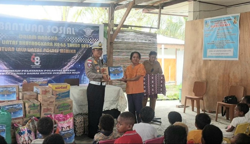Peringati HUT ke 68 Lalu Lintas Bhayangkara, Satlantas Polres Mimika Beri Bantuan Sosial