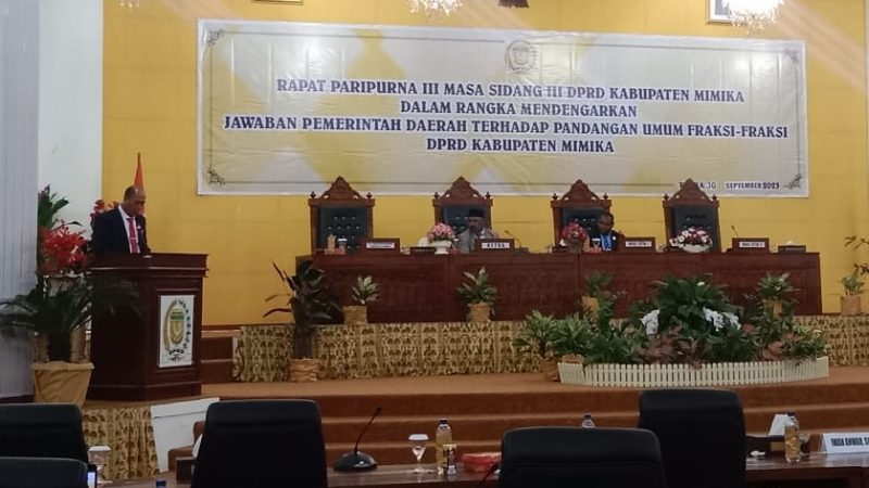 Plt Sekda Robert Mayaut Sampaikan Jawaban Pemerintah Atas Pandangan Umum Fraksi – fraksi DPRD Mimika