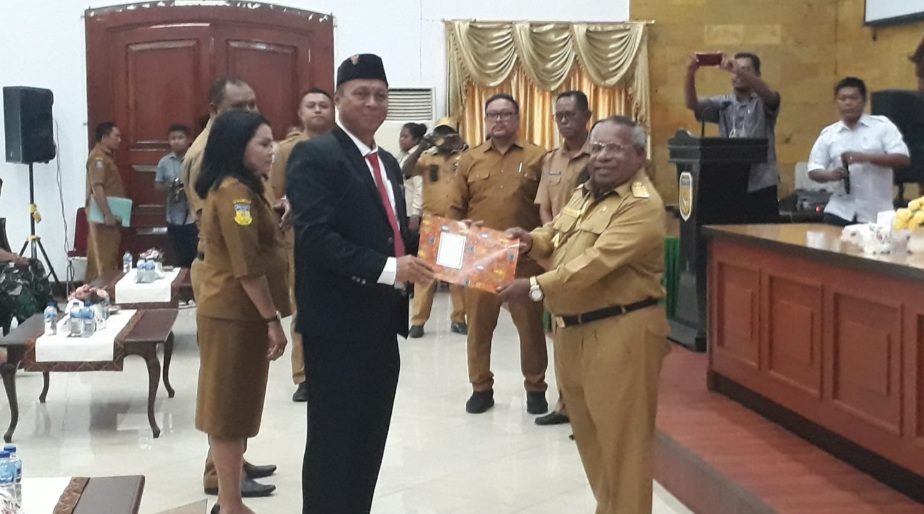 Robert Mayaut Dilantik jadi Pj Sekda Mimika